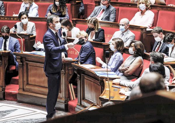 2021年7月20日，法国卫生部长韦朗在国民议会向政府提问的会议上发言。（THOMAS SAMSON/AFP via Getty Images）