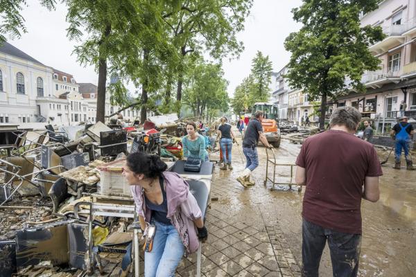 洪水退去，德国民众灾后清理街道。（Thomas Lohnes/Getty Images）