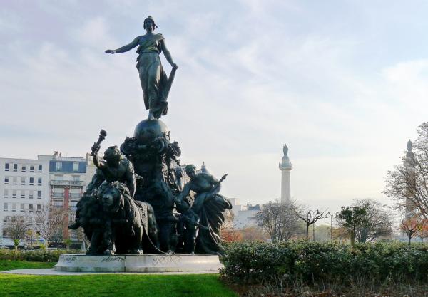 广场上玛丽安娜公园中的共和国胜利雕像 (Mbzt/Wikipedia/CC BY-SA 3.0)