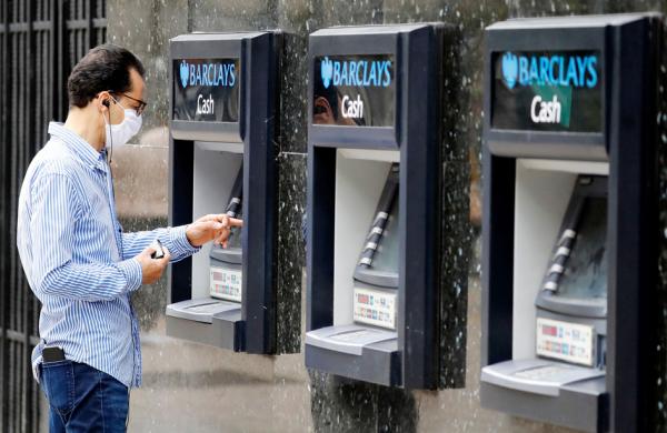 人们在ATM机上取钱示意图。（Getty Images）