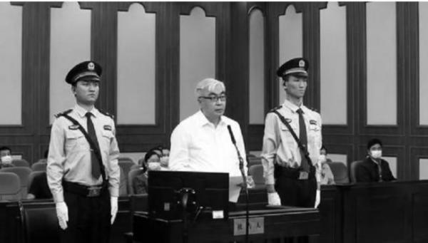 内蒙古公安厅原厅长马明去年被“双开”并移送司法。