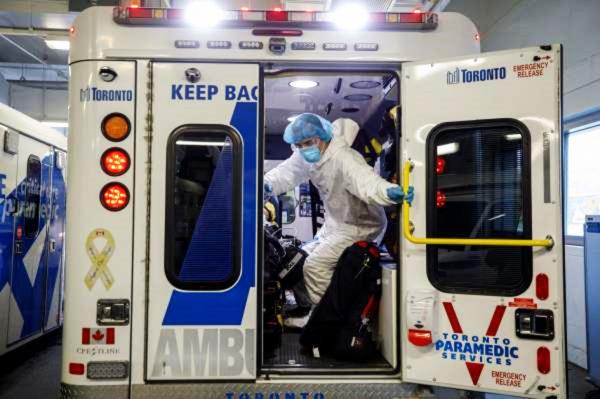 加拿大多伦多医护人员正在把救护车上的染疫重病人转移到医院里的ICU病房。（COLE BURSTON/AFP via Getty Image）