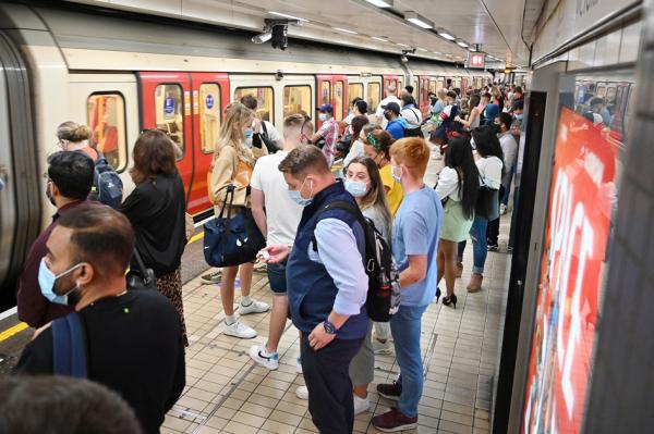 7月14日，乘客在伦敦市中心地铁站等候地铁。（JUSTIN TALLIS/AFP/Getty Images）