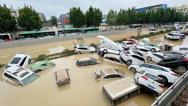 郑州城区京广隧道被洪水淹没。（STR/AFP via Getty Images）
