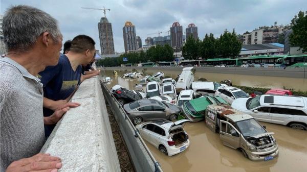 2021年7月21日，中国郑州发洪水，街道上大量车辆被淹。（图片来源：STR/AFP via Getty Images）