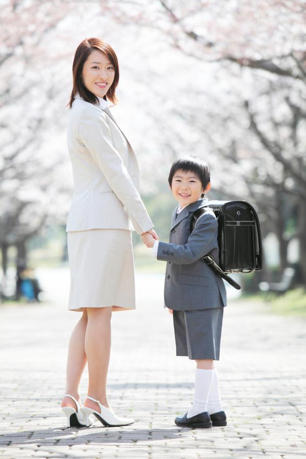 一位日本母亲在送孩子上学。(123RF)