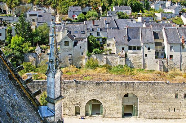 从城堡俯瞰小镇 （sybarite48/Wikipedia/CC BY-SA 2.0）