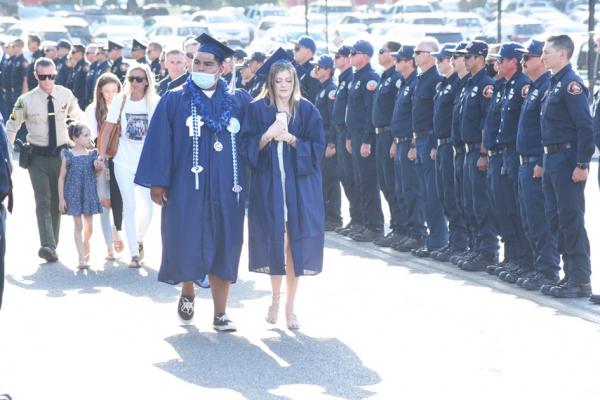 乔瑟琳高中毕业典礼的当天有三百多名消防员来到现场。