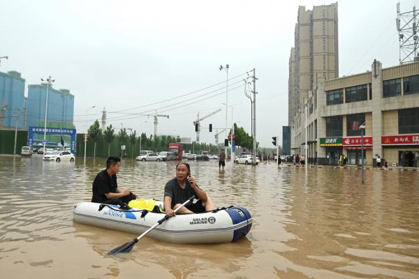 7月23日，洪水中的郑州市民（NOEL CELIS/AFP via Getty Images）