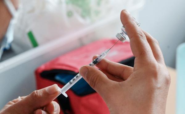 2021年7月30日，法国里尔一名医护人员正在准备给被接种者注射辉瑞疫苗。（DENIS CHARLET/AFP via Getty Images）