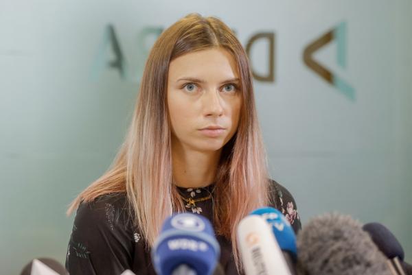 8月5日，白俄短跑选手齐玛诺斯卡娅在记者会上。（WOJTEK RADWANSKI/AFP via Getty Images）