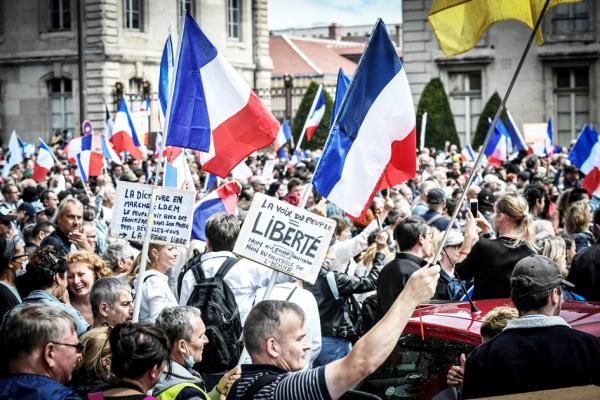 从7月中旬起，法国民众就大规模走上街头反对健康通行证，图为8月7日的巴黎游行现场。（STEPHANE DE SAKUTIN/AFP via Getty Images）