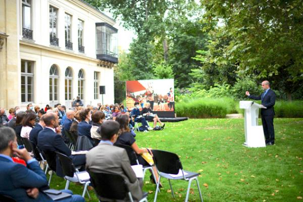 8月26日，法国教育部长布朗凯（右侧）在教育部花园举行有关法国学校开学的新闻发布会。（CHRISTOPHE ARCHAMBAULT/AFP via Getty Images）