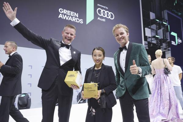 Virj Kan（中）在德国绿色科技节上获得“初创公司奖”。（Andreas Rentz/Getty Images for Greentech Festival）