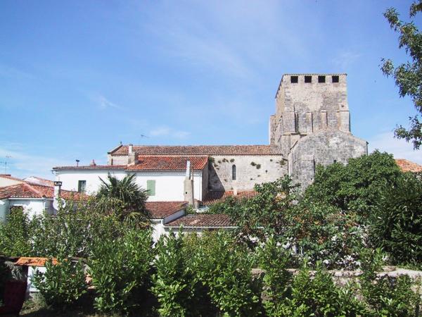 小镇远景，右为圣-皮埃尔教堂（Salix/Wikipedia/CC BY 2.5）