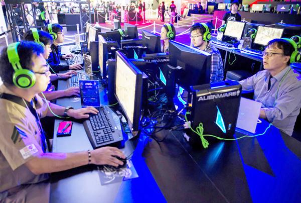 中国青少年在玩网络游戏。（Getty Images）