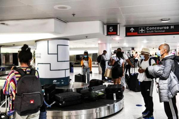 旅客在美国迈阿密国际机场等待行李。（Chandan Khanna/AFP via Getty Images）