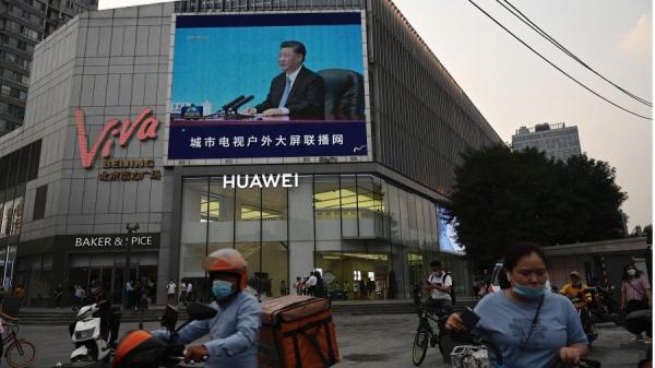 7月7日，北京一家商场外的大屏幕上播放着习近平正在讲话的画面。（图片来源：JADE GAO/AFP via Getty Images）