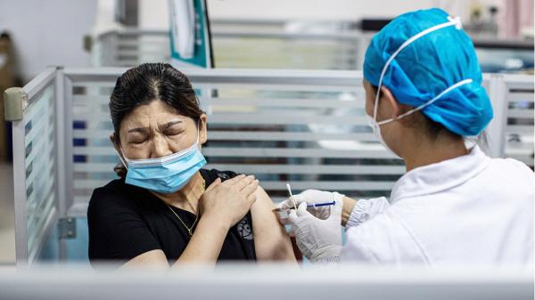 2021年6月21日，武汉市民打疫苗。（Getty Images）