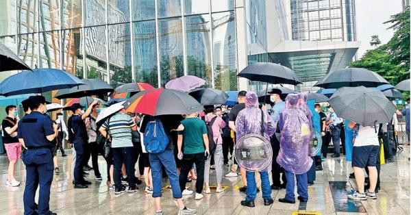 9月14日，维权群众聚集在恒大深圳总部。（NOEL CELIS/AFP VIA GETTY IMAGES）
