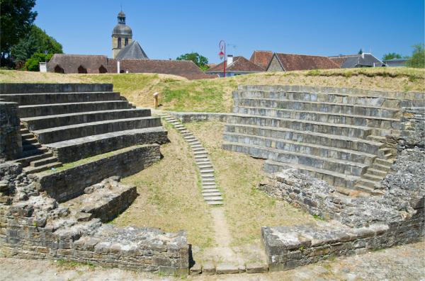 纳瓦朗克斯的历史可追述到公元1世纪，图为镇上修复的罗马建筑遗址，背景为圣-日耳曼-达欧塞尔教堂（123RF）