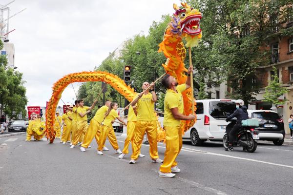 当日法轮功学员在巴黎13区的游行场景，路过Italie大街的龙狮队。（摄影/看中国）