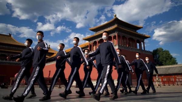 中国人民政治协商会议（CPPCC）在北京闭幕之日，穿着运动服的中共士兵在紫禁城入口巡逻（图片来源：NOEL CELIS/AFP via Getty Images）