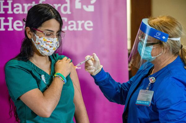 一名医护人员在接种COVID-19疫苗。（JOSEPH PREZIOSO/AFP/Getty Images）