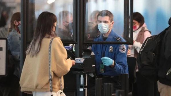 美国海关人员在检查旅客证件。（Scott Olson/Getty Images）