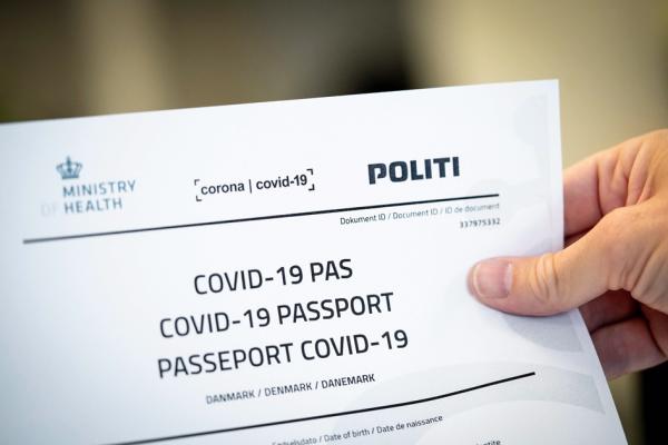 丹麦卫生部宣布，将取消包含健康通行证在内的所有防疫限制。图为丹麦哥本哈根网站上列印的Covid-19通行证。（IDA MARIE ODGAARD/Ritzau Scanpix/AFP via Getty Images）