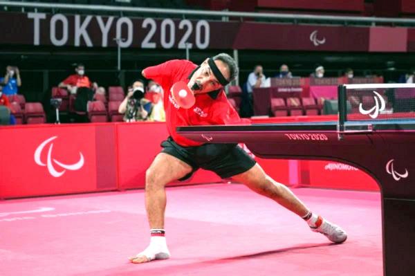 埃及乒乓球选手哈马托在2021东京残奥会上，用口咬着球拍迎战对手。（YASUYOSHI CHIBA/AFP via Getty Images）