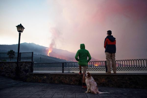 人们远观老昆布雷火山喷发的熔岩、火山灰和烟雾。(JORGE GUERRERO/AFP via Getty Images)