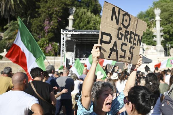 民众在意大利罗马市中心抗议政府实施强制性“健康通行证”。（ALBERTO PIZZOLI/AFP via Getty Images）