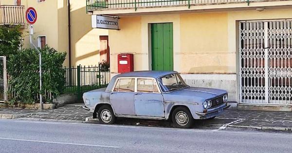 停放在意大利街头达47年的蓝旗亚•富尔维娅轿车