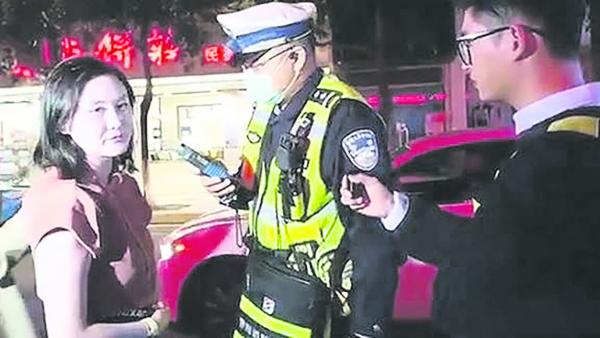 11月6日，江西南昌一名开着玛莎拉蒂（Maserati）名车的女子在拒绝酒测后对员警嚣张说：“叫Yu Wei过来！”（视频截图）