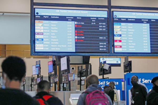 2021年11月27日，南非著名城市约翰内斯堡（Johannesburg）的OR Tambo国际机场，信息牌上显示多个航班被取消。因为南非发现病毒新变种“Omicron”，欧洲、美国和亚洲等多国已相继对南非及其临近非洲国家实行旅行禁令。（PHILL MAGAKOE/AFP via Getty Images）