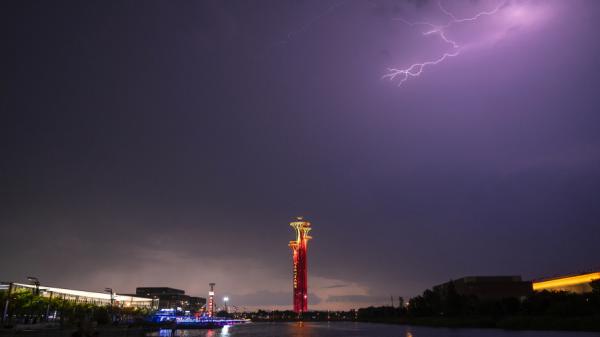 2021年6月30日，天空中雷电交加，北京奥林匹克塔被点亮成红色以庆祝“百年党庆”。（图片来源：Andrea Verdelli/Getty Images）