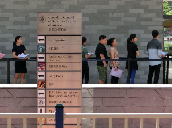 人们在美国领事馆签证处排队等待。（123RF）