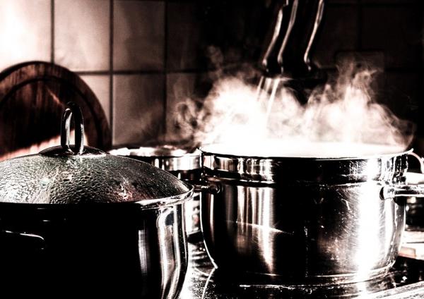 厨房是为家人准备三餐的不但要讲求干净，锅具的清洁也是极重要的。（图片来源：Pixabay）