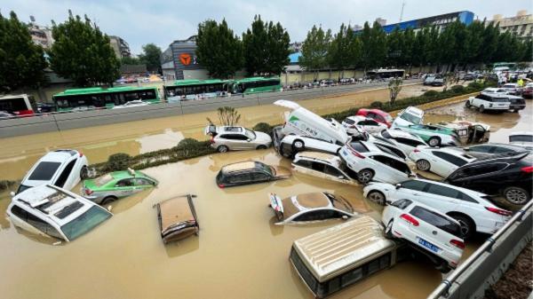 2021年7月郑州洪灾，暴雨后车辆浸泡水中。（STR/AFP/Getty Images）