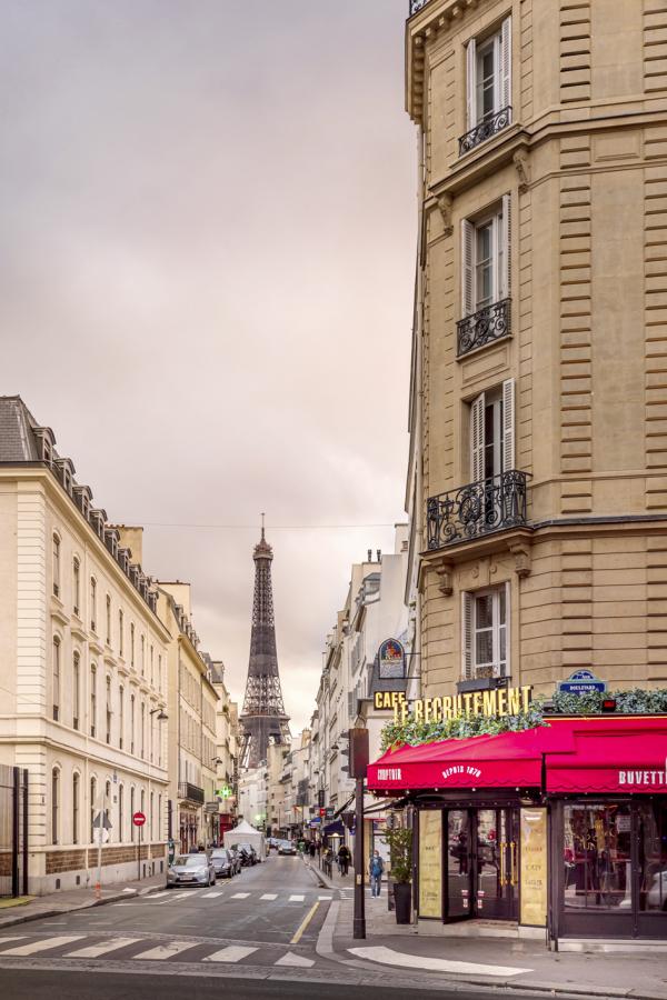 巴黎埃菲尔铁塔下的一家街头餐馆（123RF）