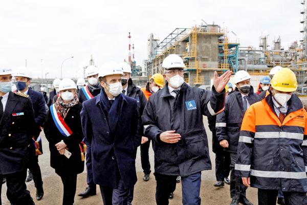 法国总统马克龙（前排左）前往沙朗佩市促进法国工业吸引力，并参观德国巴斯夫化学集团在当地的投资平台。（Photo by BENOIT TESSIER/POOL/AFP via Getty Images）