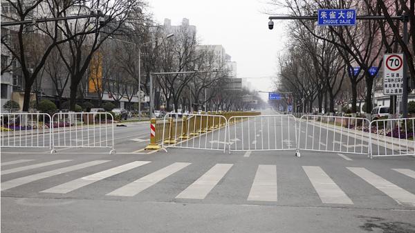 2021年12月31日，陕西省西安市封城期间一条被封锁的道路。（STR/AFP via Getty Images）