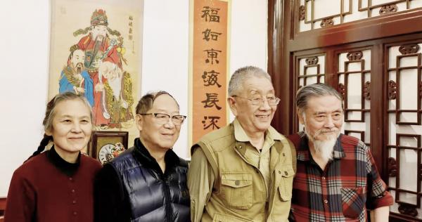 杨小平（中）在80大寿的餐聚上。