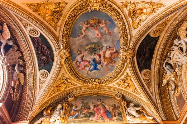 这是卢浮宫的一处顶棚。像这样描绘歌颂神和天使的天顶画散布于卢浮宫众多廊庭之中，比比皆是。此作面积不大，但金与白交织的浮雕旋律以巨大的装饰面积、丰富多姿的造型，渲染了装饰着金色花环外框的天顶画。远远望去，绘画作品宛如戒指上多彩的宝石一样美丽别致。（123RF）