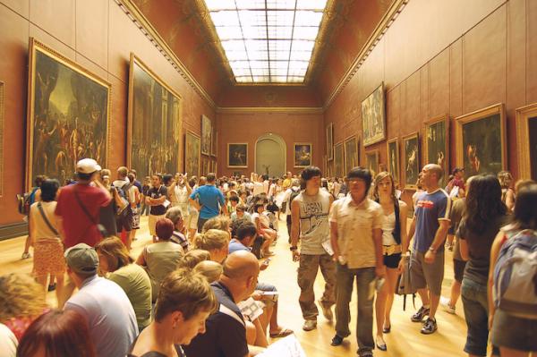 卢浮宫新古典主义时期绘画展厅，来自整个天顶的白光无色彩倾向，还原了画作原有的真实色彩。(摄影/李东尼)