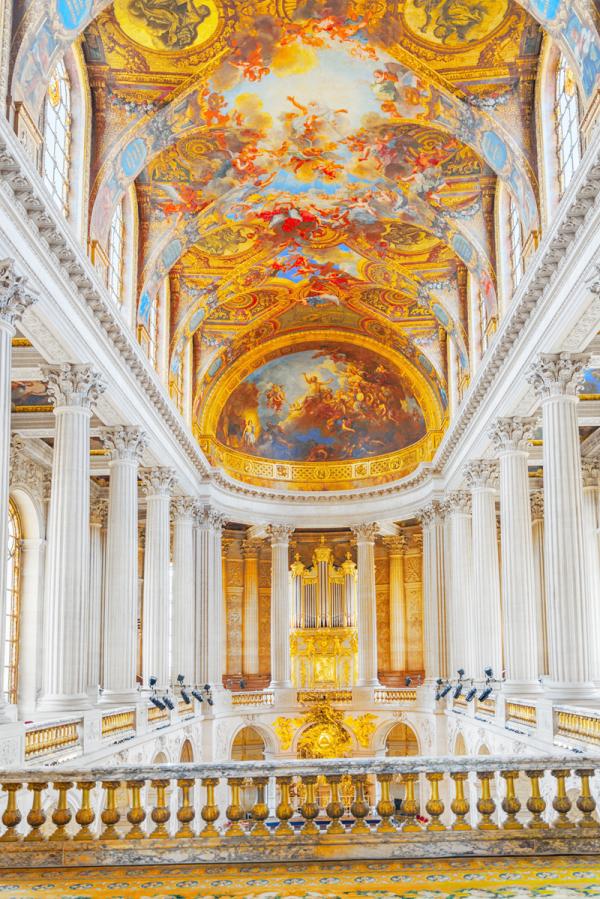 这是巴洛克时期法国凡尔赛宫内的礼拜堂。平行排列在建筑物上方的窗户给厅内带入了充足的亮光。整个礼拜堂明亮而光洁，一举突破了以往教堂里深沉无光的色调。同时天顶的壁画由于充足的光照而更易于欣赏，引人入胜。(123RF)