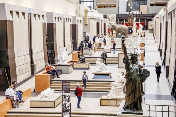 在疫情期间游客参观巴黎的奥赛博物馆（Musée d'Orsay）。（ Ludovic MARIN/AFP via Getty Images）