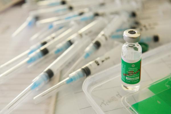 牛津-阿斯利康疫苗照片（MANJU-NATH KIRAN/AFP via Getty Images）