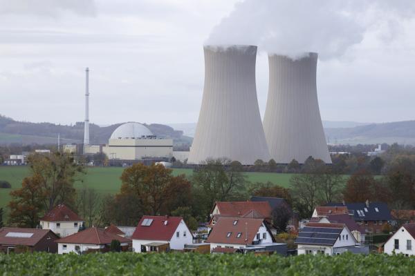 2021年11月8日，德国格罗恩德核电站的冷却塔冒出蒸汽。（Sean Gallup/Getty Images）